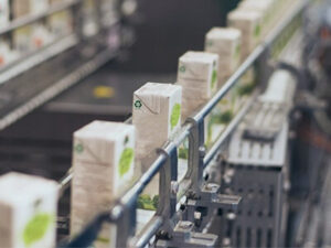 Лазерная маркировка пищевой упаковки на производственной линии.